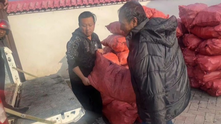 集團(tuán)駐村工作隊(duì)開展“寒冬送溫暖，關(guān)愛暖人心”慰問活動(dòng)