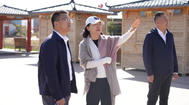 近日，集團(tuán)公司黨委副書(shū)記、總經(jīng)理馬文玫一行赴張掖平山湖景區(qū)、冰溝丹霞景區(qū)等地開(kāi)展國(guó)慶、中秋生產(chǎn)經(jīng)營(yíng)及安全生產(chǎn)工作實(shí)地調(diào)研。馬文玫一行先后來(lái)到喀爾喀小鎮(zhèn)、黃金大帳“絲路幻境”、文創(chuàng)商店、星空營(yíng)地等重點(diǎn)項(xiàng)