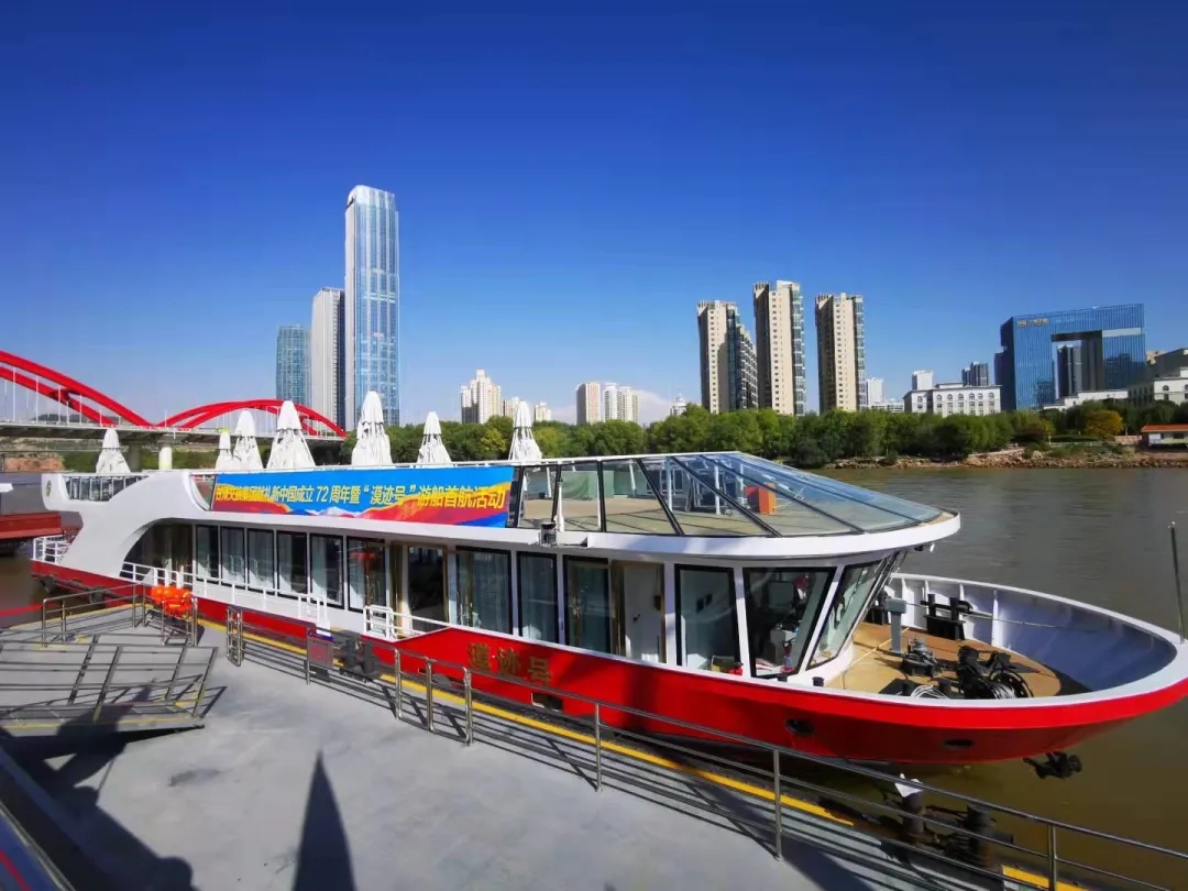 向祖國獻(xiàn)禮——甘肅文旅集團(tuán)舉辦獻(xiàn)禮新中國成立72周年暨“漠跡號(hào)”游船首航活動(dòng)